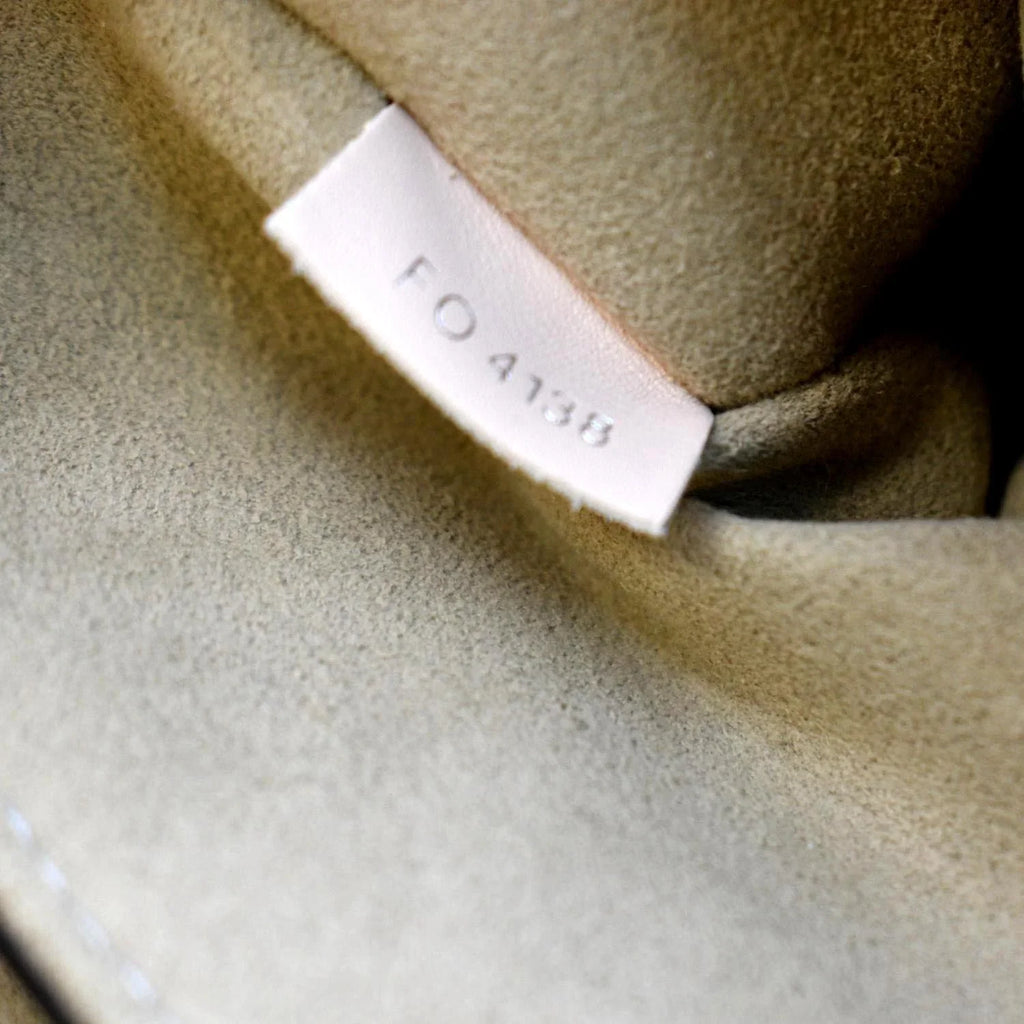 Bag Khaki Saddle Shoulder LOUIS Calfskin Very Green Pre-owned Leather VUITTON